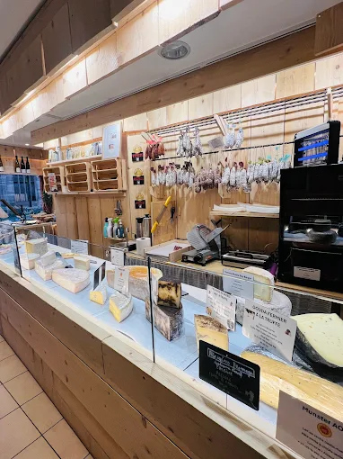 Vitrine du magasin et selection de fromages
