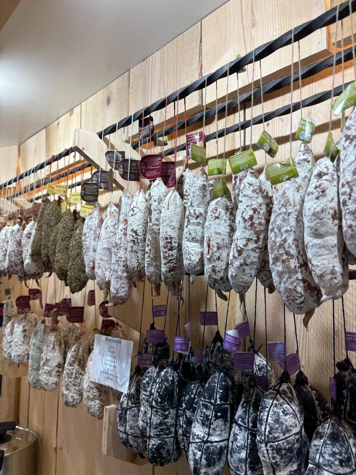 Etalage de saucissons artisanaux a Strasbourg